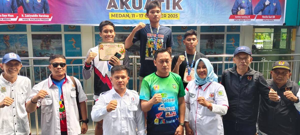 Ketua KONI Medan Aswindy menyerahkan medali kepada atlet renang Porkot Medan 2025 (dok.media porkot)