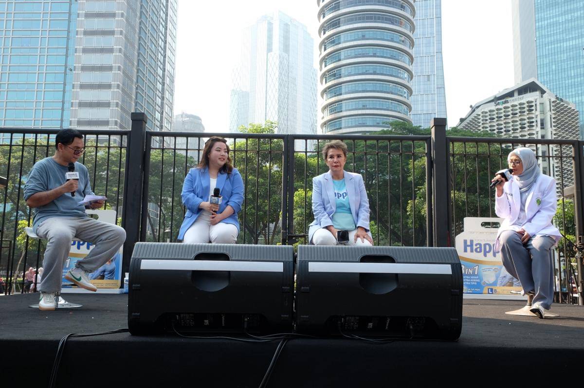 (Ki-Ka) Krisna Mukti, Stella Eidelina, Marketing Manager Paper Category WINGS Group Indonesia, Debby Sahertian, Brand Ambassador Happily dalam sesi Edutalk bertajuk ‘Rahasia Lansia Tetap Happily Aktif Tan.JPG