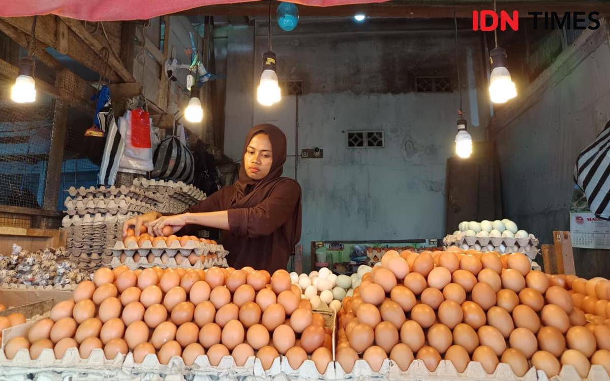 Lulu, pedagang telur di Pasar Sepinggan Balikpapan mengaku harga telur naik sejak beberapa waktu lalu.