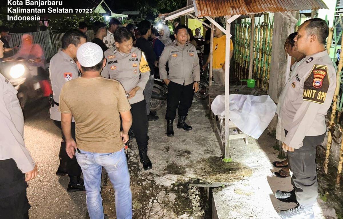 Kepolisian Banjarbaru langsung ke TKP penemuan jasad bayi di Jalan Rosela, Kelurahan Kemuning, pada Sabtu (4/10/2025). (Dok/istimewa)