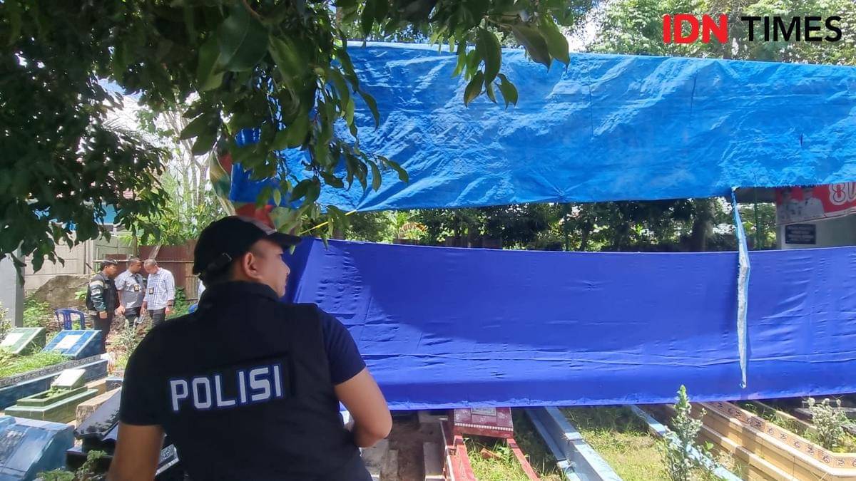 Proses ekshumasi korban pembunuhan berinisial AN di Palembang (IDN Times/Rangga Erfizal)