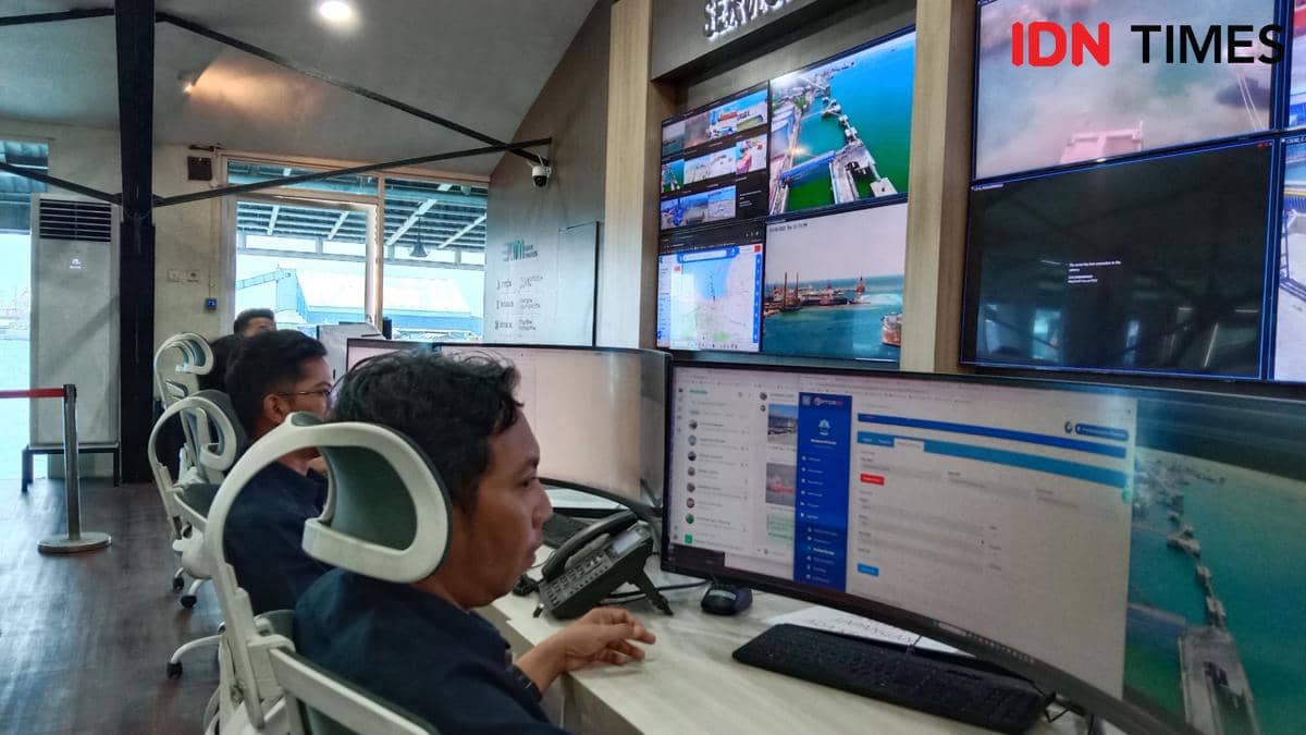 Para petugas ruang kontrol terpadu Pelabuhan Tanjung Emas sedang bekerja. (IDN Times/Fariz Fardianto) 