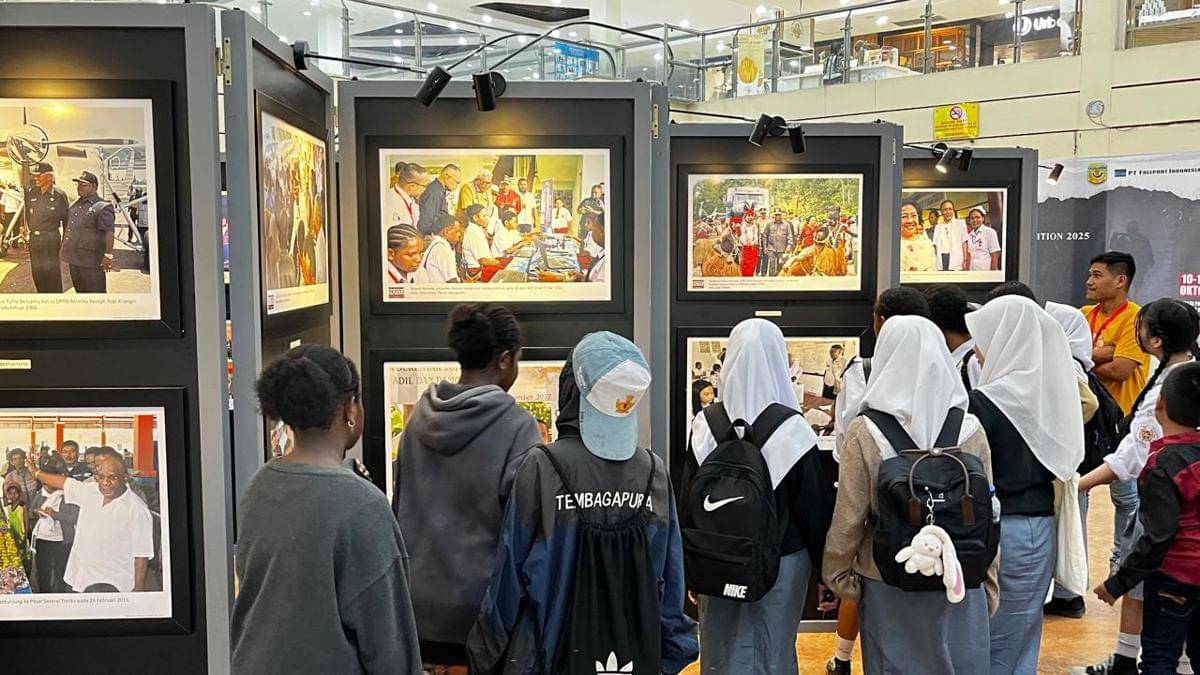 Anak-anak sekolah melihat sejumlah foto yang dipamerkan dalam kegiatan Mimika Photo Exhibition 2025 di Lantai II Diana Mall Timika, Senin (13/10/2025). (IDN Times/Endy Langobelen)