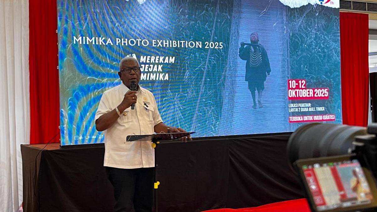 Bupati Mimika, Johannes Rettob, membawakan sambutan dalam kegiatan Mimika Photo Exhibition 2025 di Lantai II Diana Mall Timika, Jumat (10/10/2025). (IDN Times/Endy Langobelen)