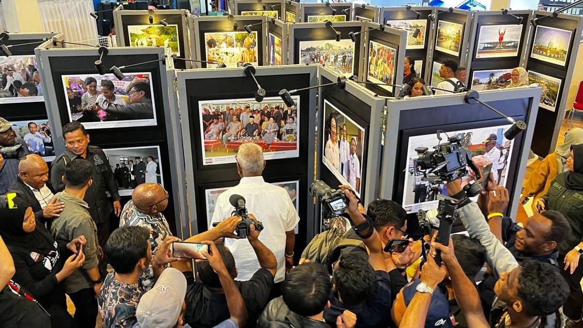 Bupati Mimika, Johannes Rettob, melihat foto-foto yang dipamerkan dalam kegiatan Mimika Photo Exhibition 2025 di Lantai II Diana Mall Timika, Jumat (10/10/2025). (IDN Times/Endy Langobelen)