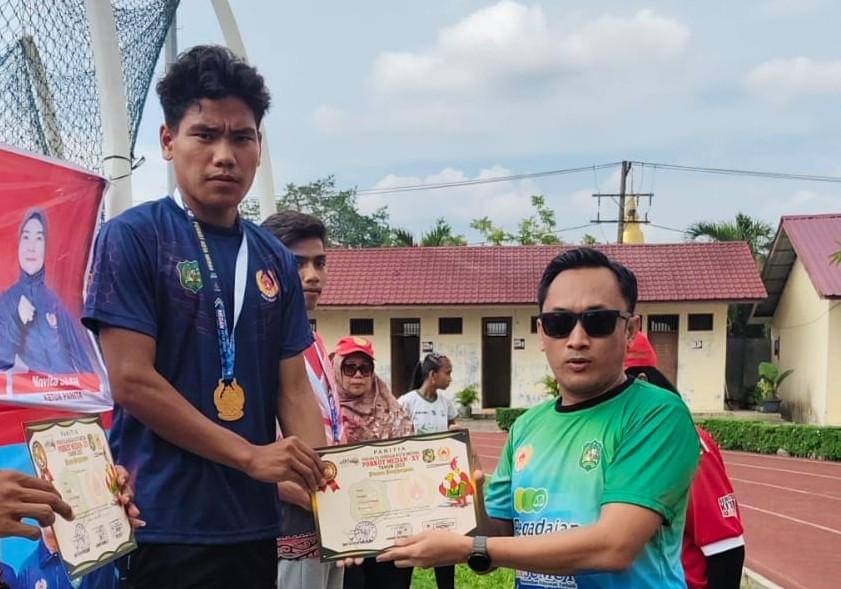 Ketua KONI Medan menyerahkan medali ke pemenang atletik (dok.media porkot)