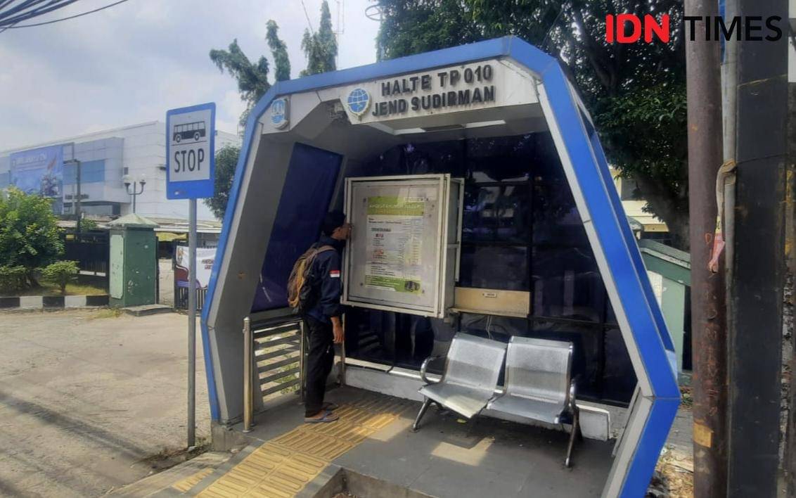 Halte modern di Bekasi rusak