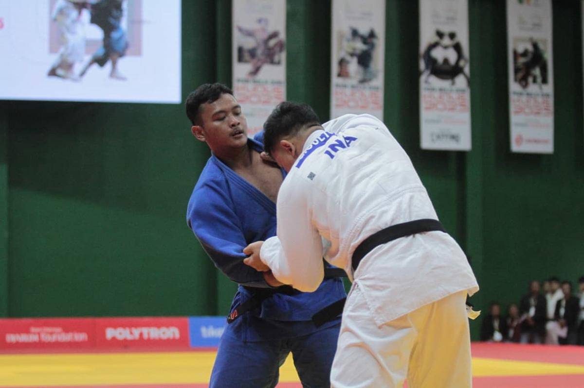 Pejudo Sumut M Okky Wicaksonoo saat bersua Gede Ganding dari Bali pada final -100 kg PON Bela Diri Kudus 2025 (dok.media PJSI Sumut)