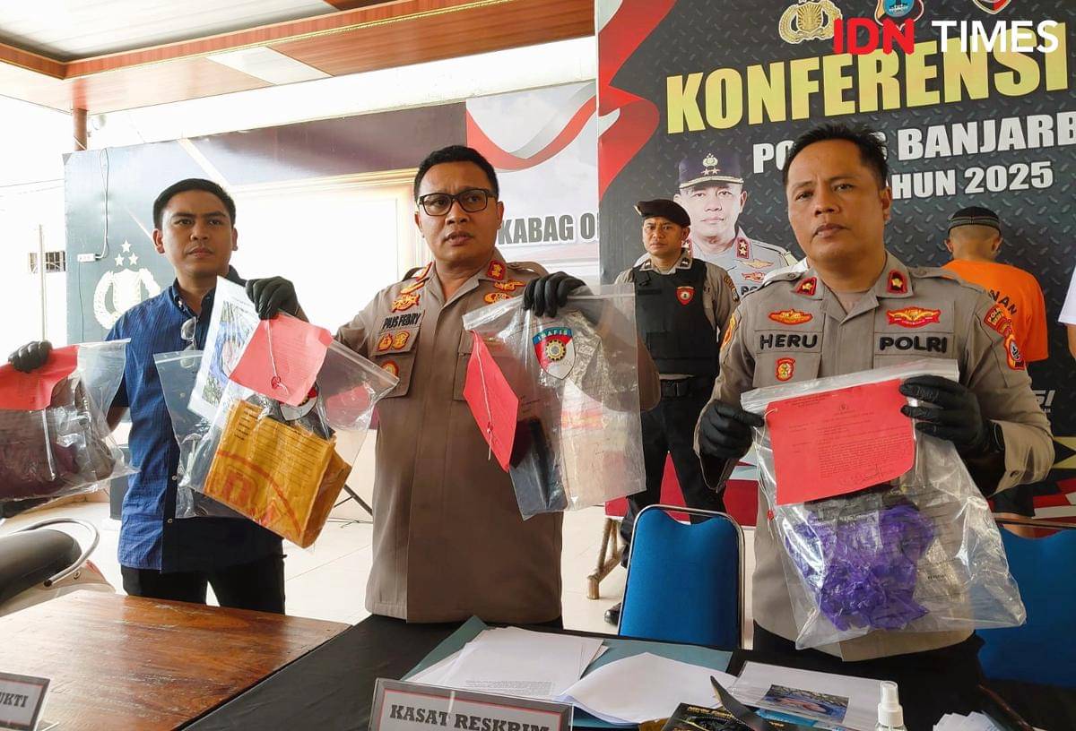 Kapolres Banjarbaru memperlihatkan barang bukti kasus pembuangan bayi di Jalan Rosela, Kelurahan Kemuning, saat konferensi pers, Selasa (14/10/2025). (Hendra Lianor/IDN Times)