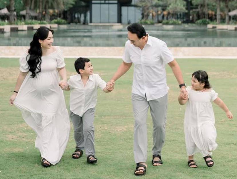 pemotretan terbaru keluarga Ahok, ungkap Puput hamil anak ketiga (Instagram.com/btpnd)