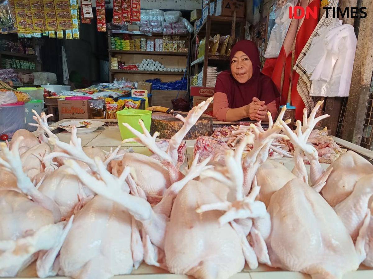 Selain telur, harga ayam di Pasar Sepinggan juga mengalami kenaikan.
