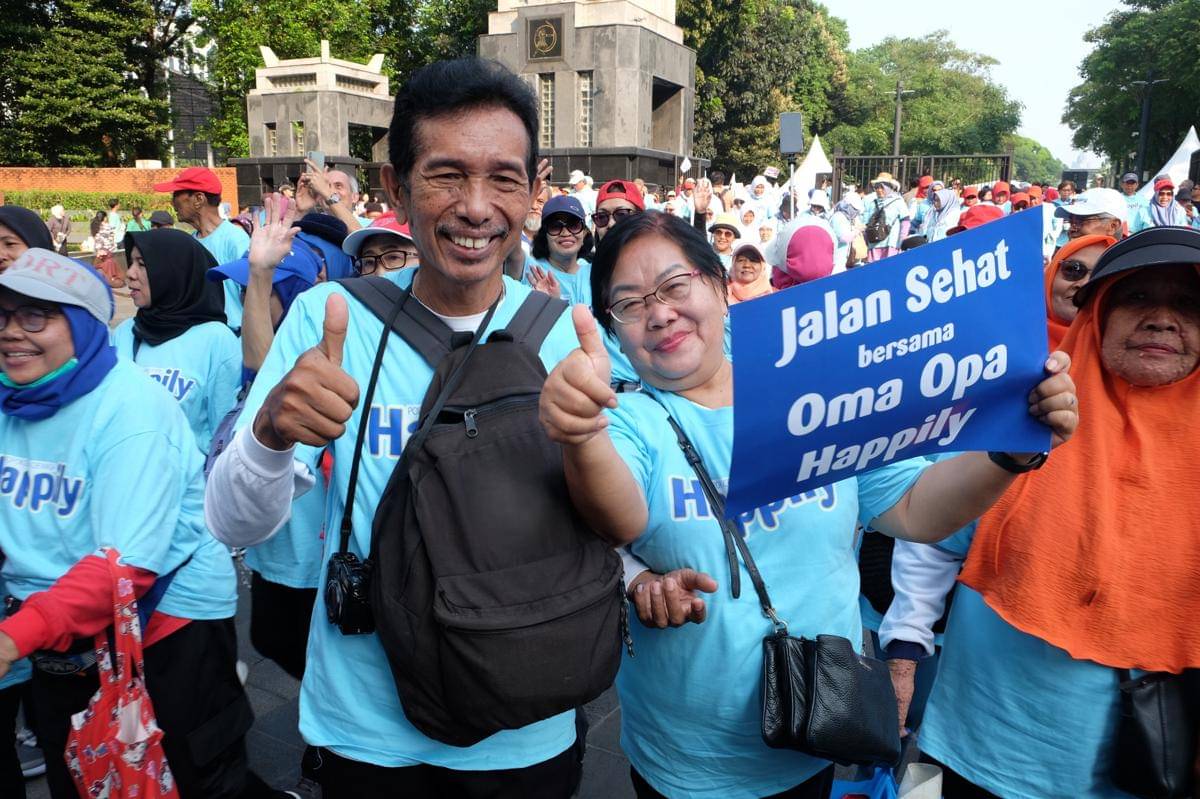 Suasana jalan sehat bersama ribuan lansia dalam acara Happily Day, Jakarta (12_10)..JPG