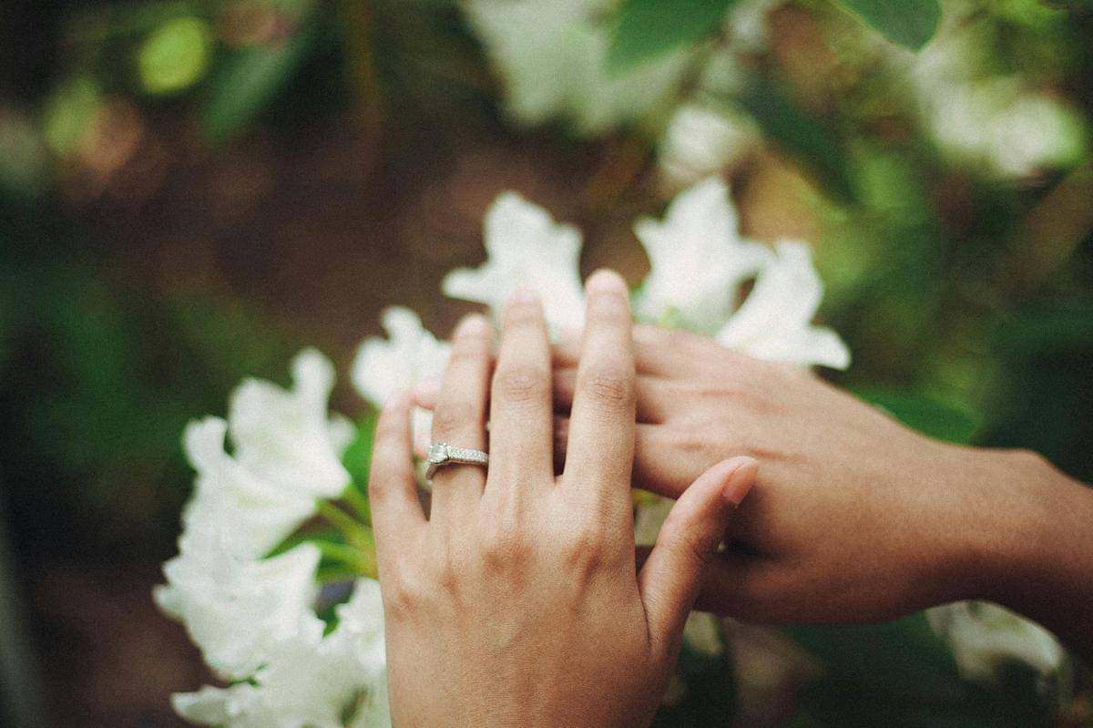 https://www.pexels.com/photo/person-holding-flowers-1094995/