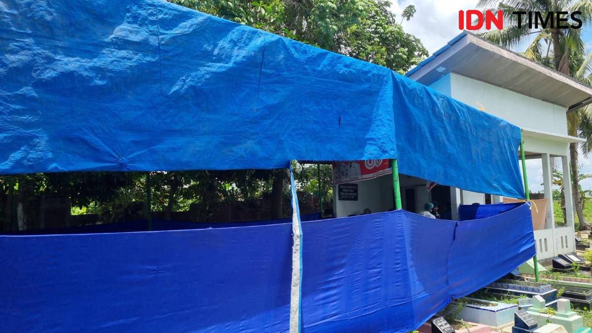 Proses ekshumasi korban pembunuhan di Palembang (IDN Times/Rangga Erfizal)