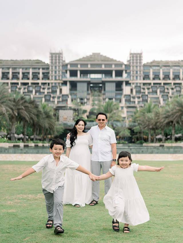 pemotretan terbaru keluarga Ahok, ungkap Puput hamil anak ketiga (Instagram.com/btpnd)