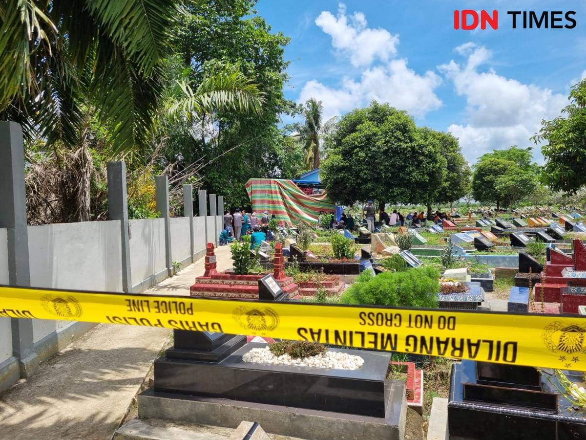Proses ekshumasi korban pembunuhan berinisial AN di Palembang (IDN Times/Rangga Erfizal)