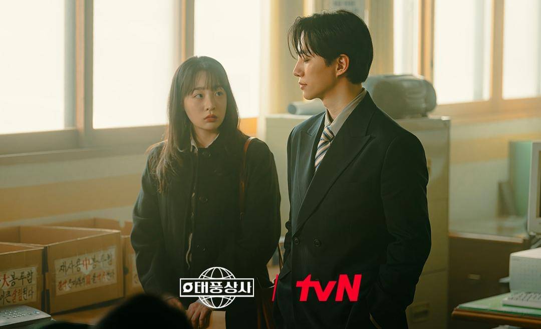 Cuplikan drama Typhoon Family 