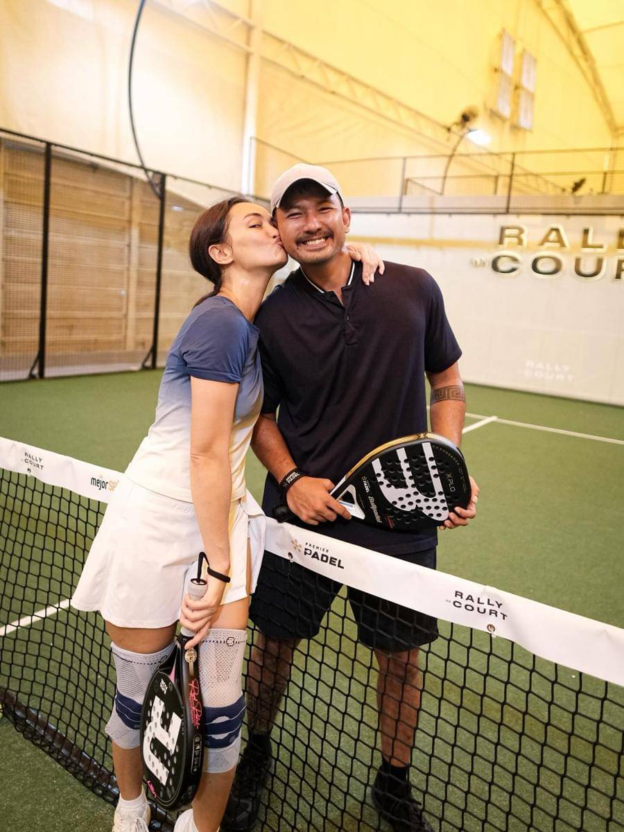 Atiqah Hasiholan dan Rio Dewanto berlatih padel