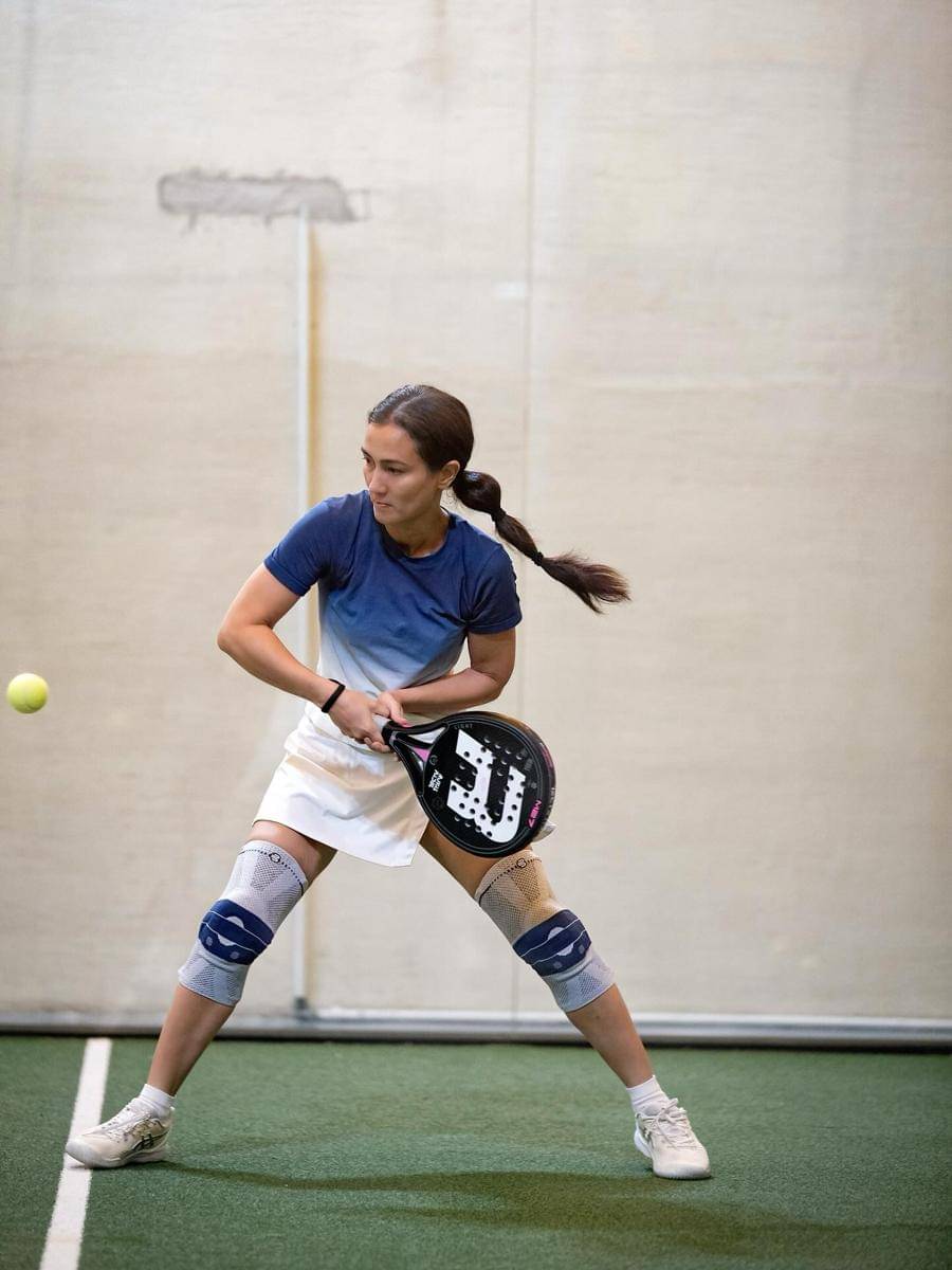 Atiqah Hasiholan dan Rio Dewanto berlatih padel