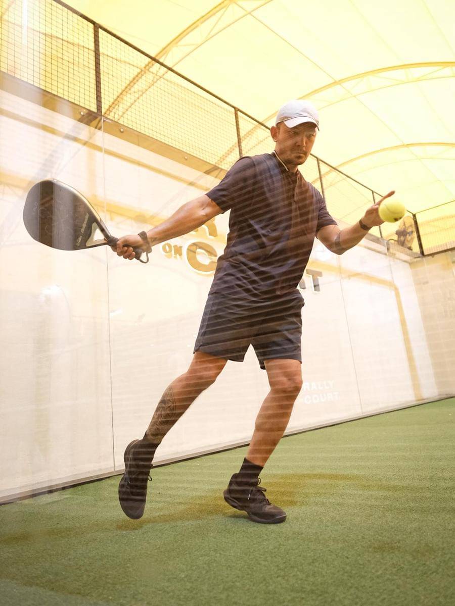 Atiqah Hasiholan dan Rio Dewanto berlatih padel