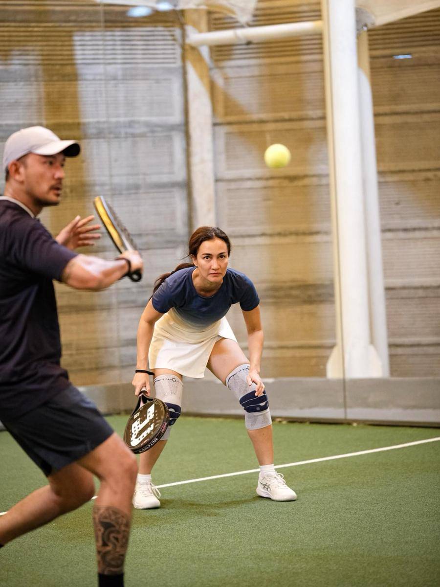 Atiqah Hasiholan dan Rio Dewanto berlatih padel