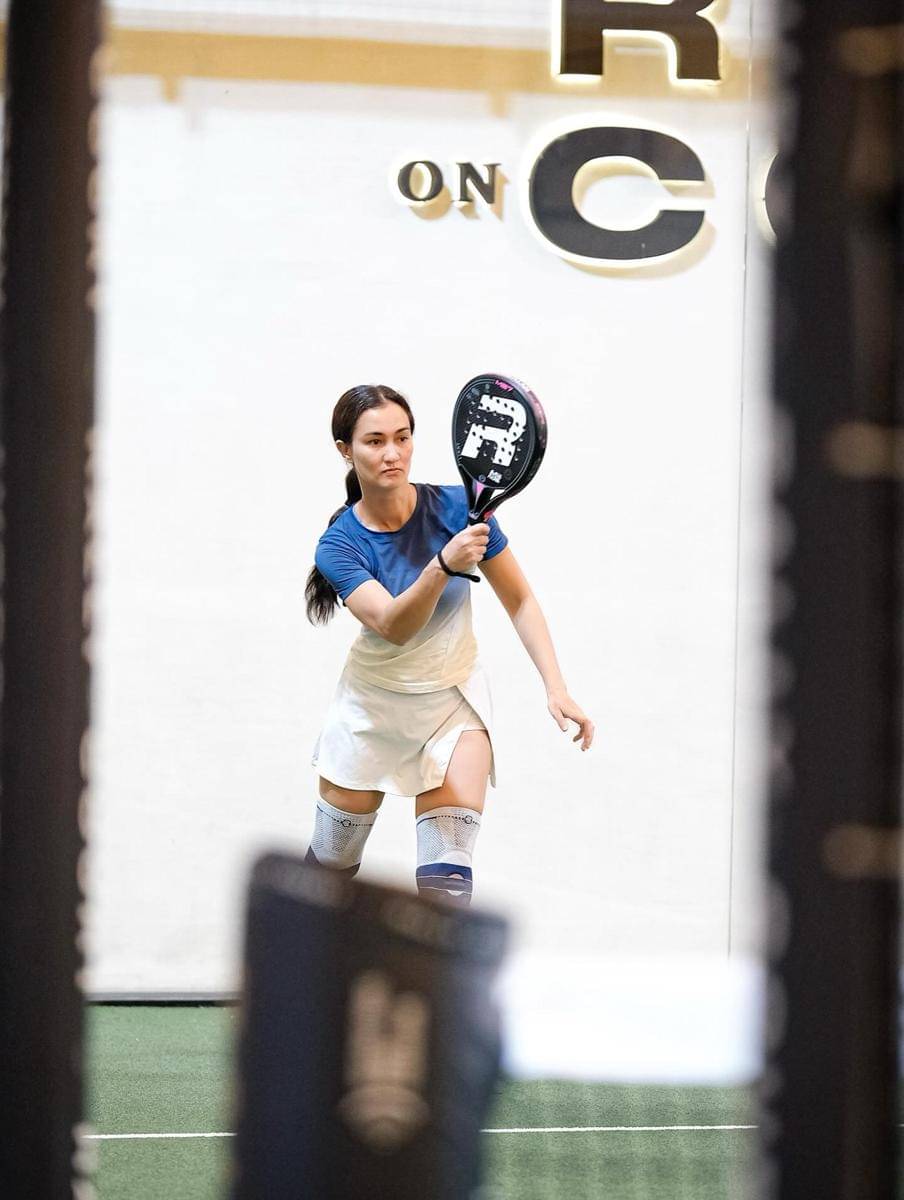Atiqah Hasiholan dan Rio Dewanto berlatih padel