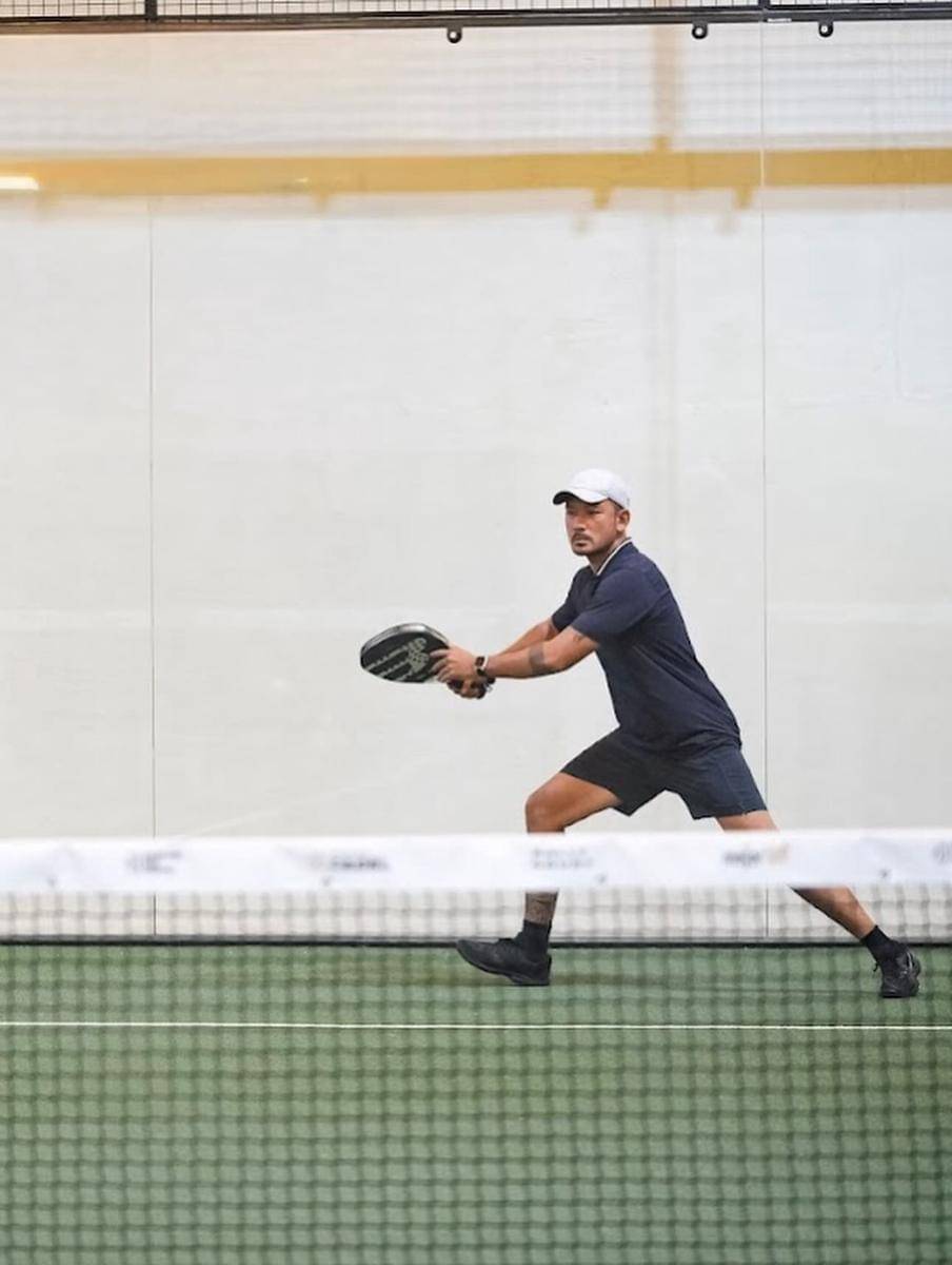 Atiqah Hasiholan dan Rio Dewanto berlatih padel