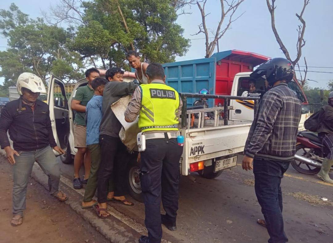 Petugas Satlantas Polres Banyuasin saat mengevakuasi korban tewas kecelakaan di Jalintim Sembawa. (Dok. Sat Lantas Polres Banyuasin)