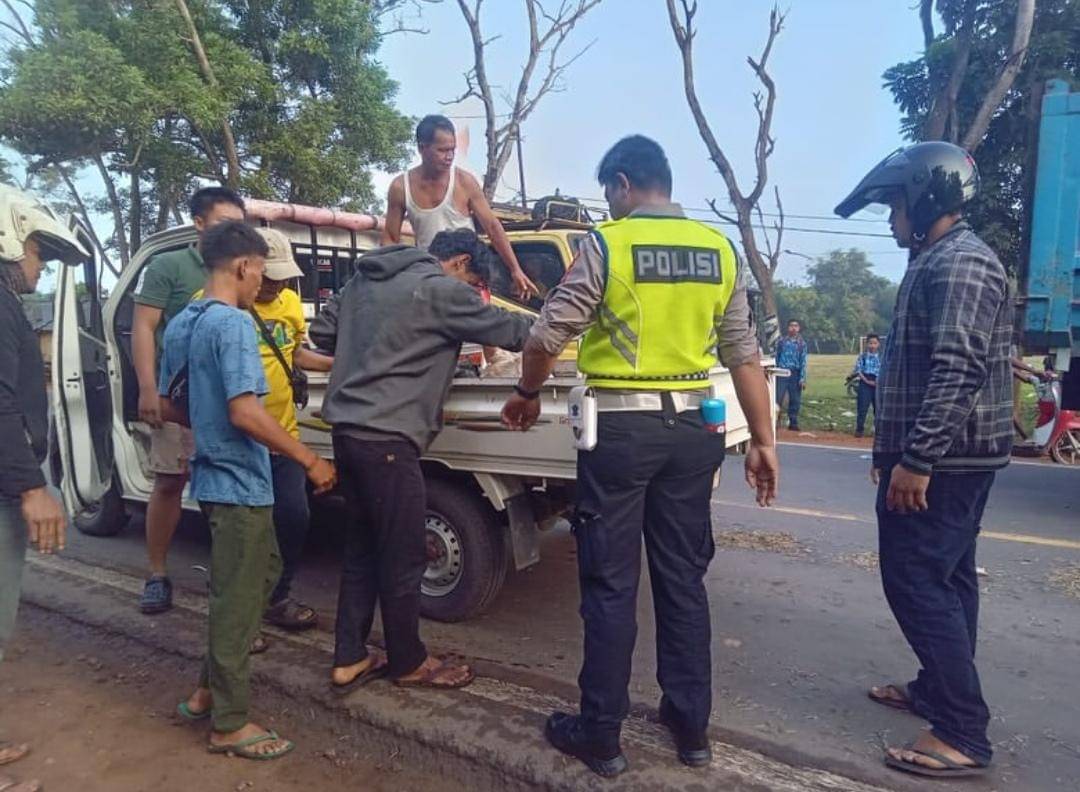 Petugas Satlantas Polres Banyuasin saat mengevakuasi korban tewas kecelakaan di Jalintim Sembawa. (Dok. Sat Lantas Polres Banyuasin)