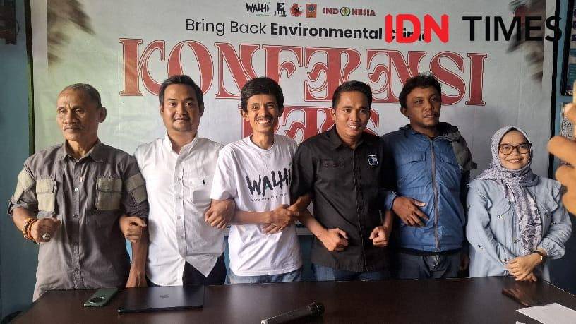 WALHI bersama PBHI ,LAPAR Sulsel, LPA Maros dan Yayasan Pendidikan Lingkungan saat jumpa pers pembentukan posko aduan aktivitas ilegal yang merusak lingkungan Kantor PBHI Sulsel, Ruko Topas Raya, Kecamatan Panakkukang, Makassar, Rabu, (15/10/2025). IDN Times/Darsil Yahya