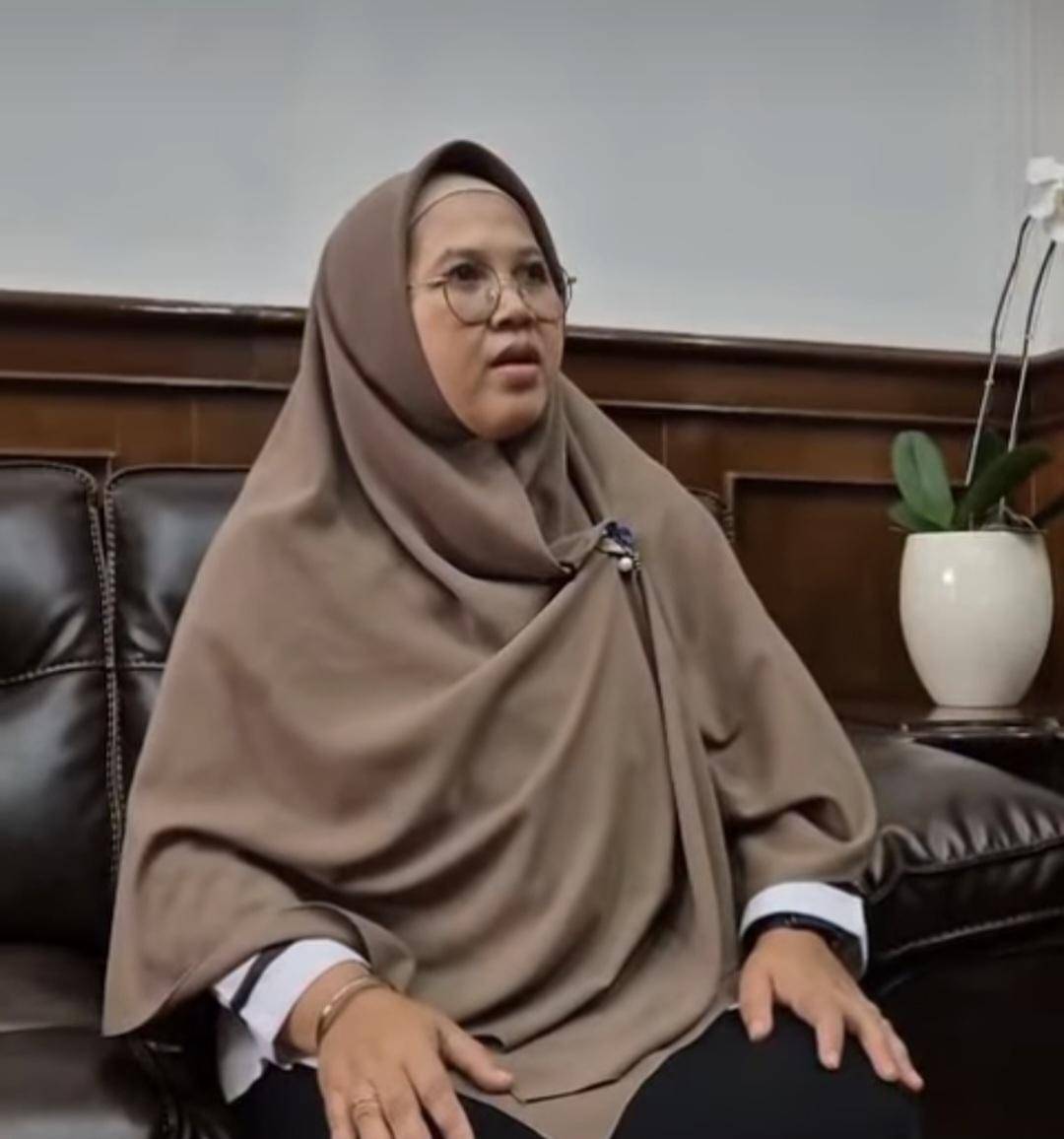 Kepsek SMAN 1 Cimarga, Dini Fitria