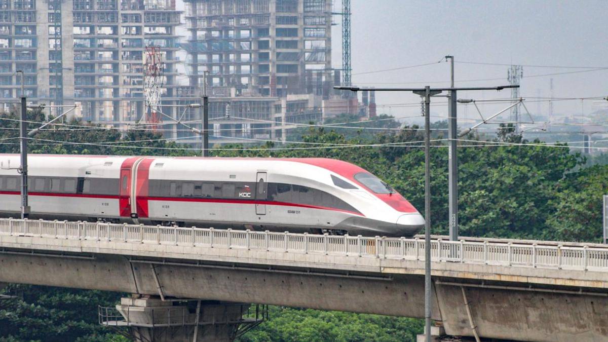 Kereta Cepat Whoosh saat melaju di lintasan utama