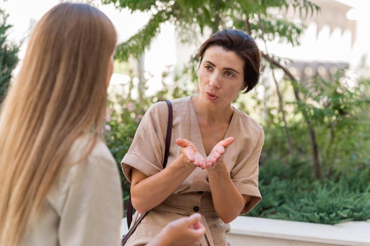 Ilustrasi dua wanita berbincang