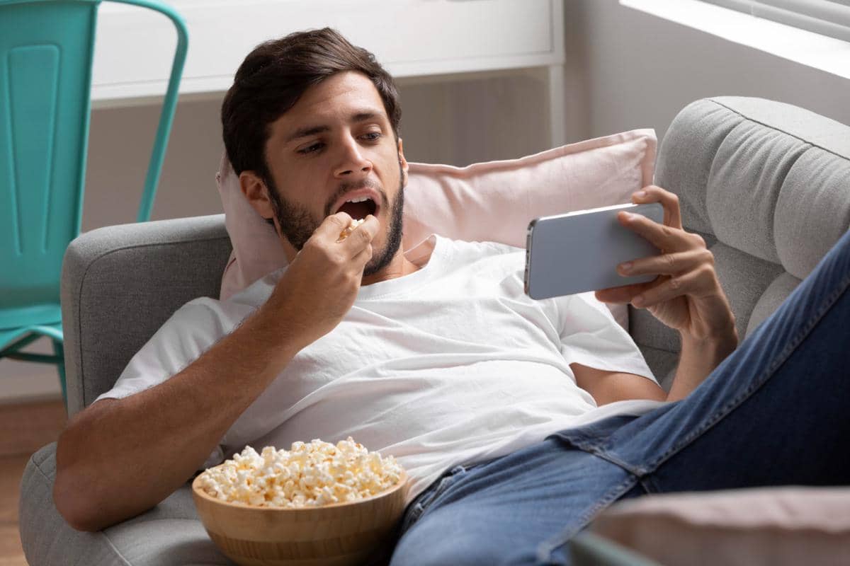 ilustrasi pria melakukan binge watching
