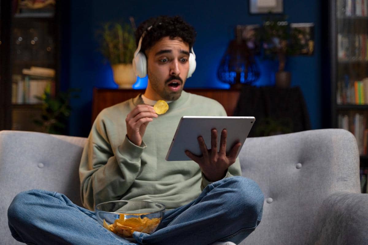 ilustrasi pria melakukan binge watching