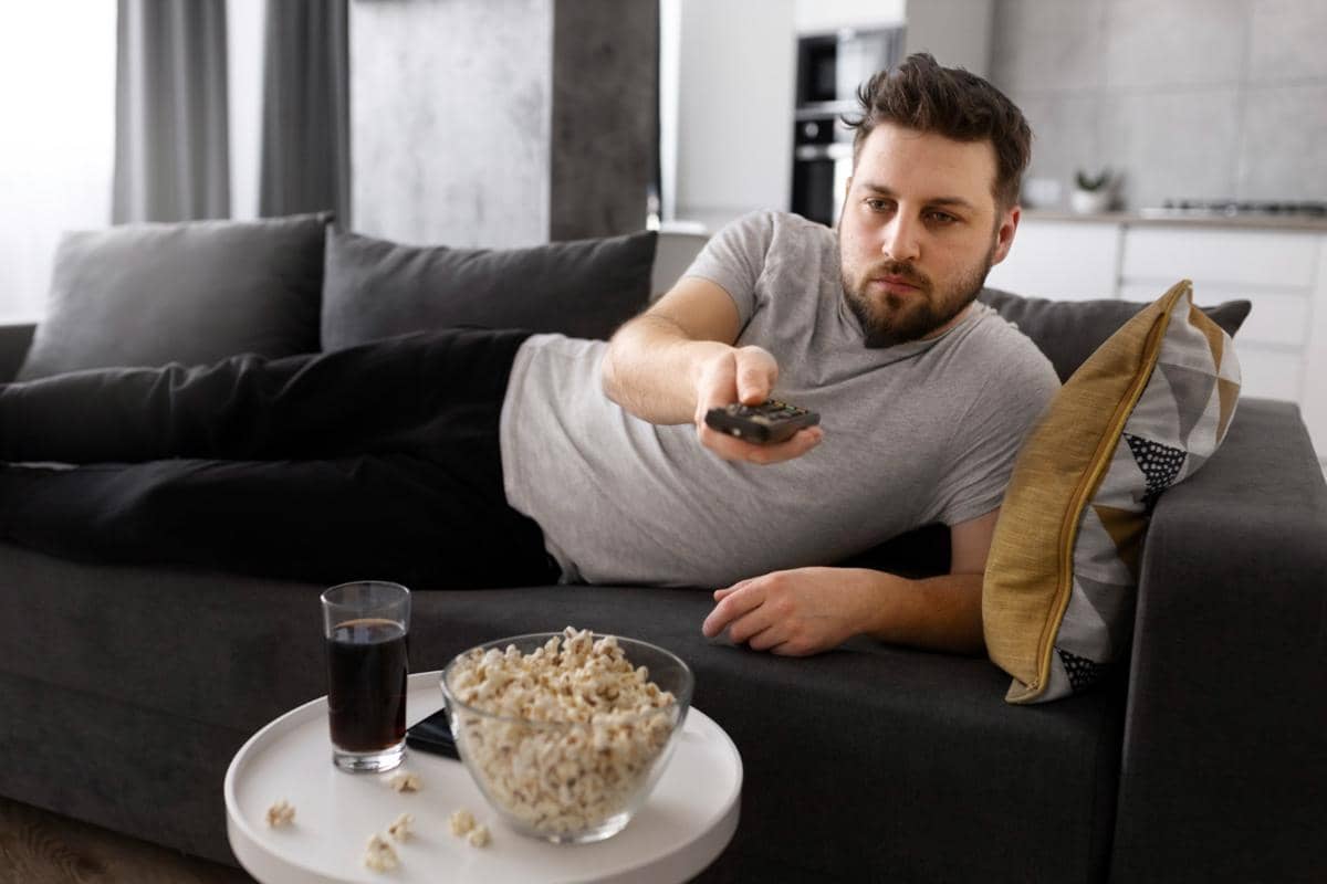 ilustrasi pria melakukan binge watching