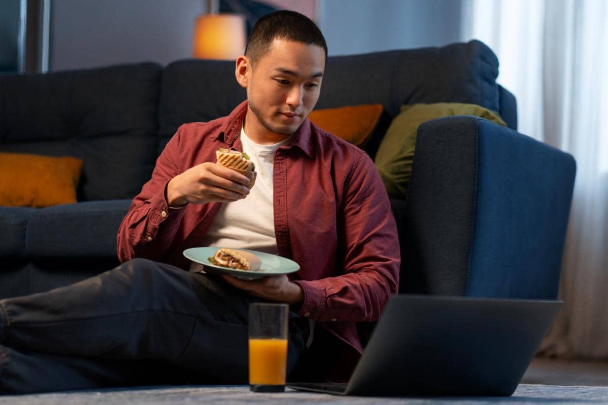 ilustrasi pria melakukan binge watching