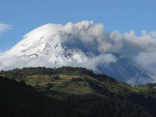 Ilustrasi gunung Chimborazo yang punya gletser abadi di puncaknya
