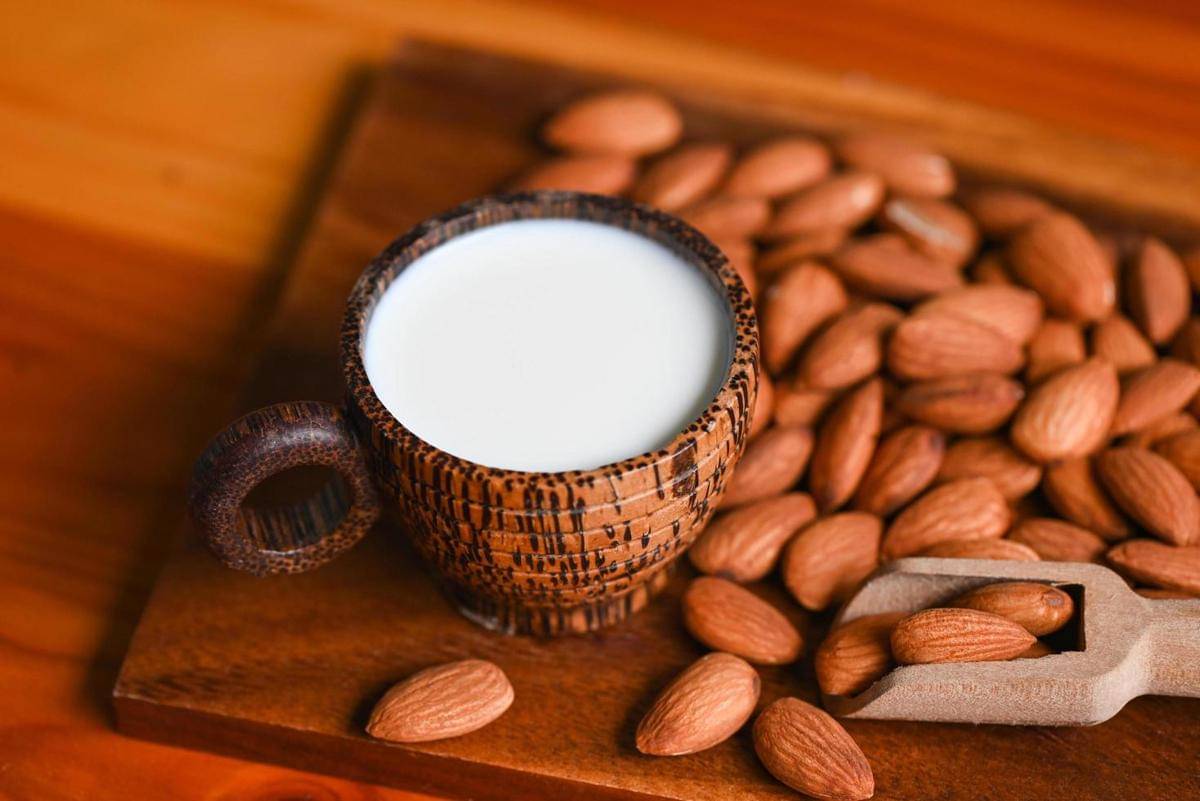ilustrasi susu almond