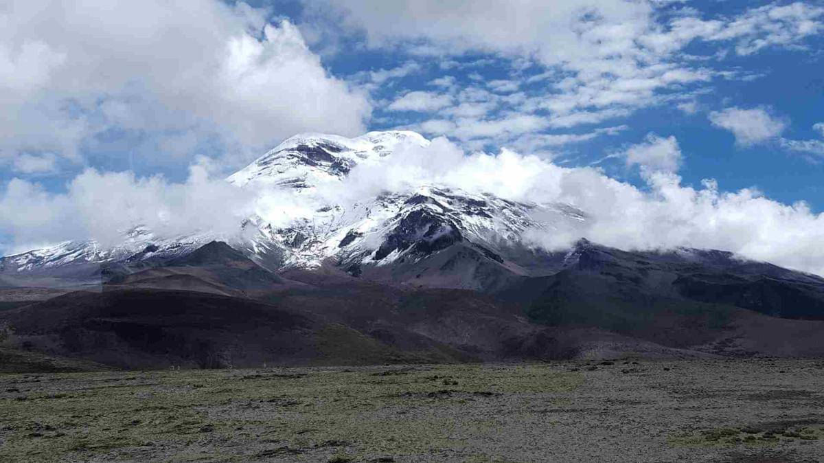 Ilustrasi gunung Chimborazo yang jadi tantangan ekstrem bagi pendaki