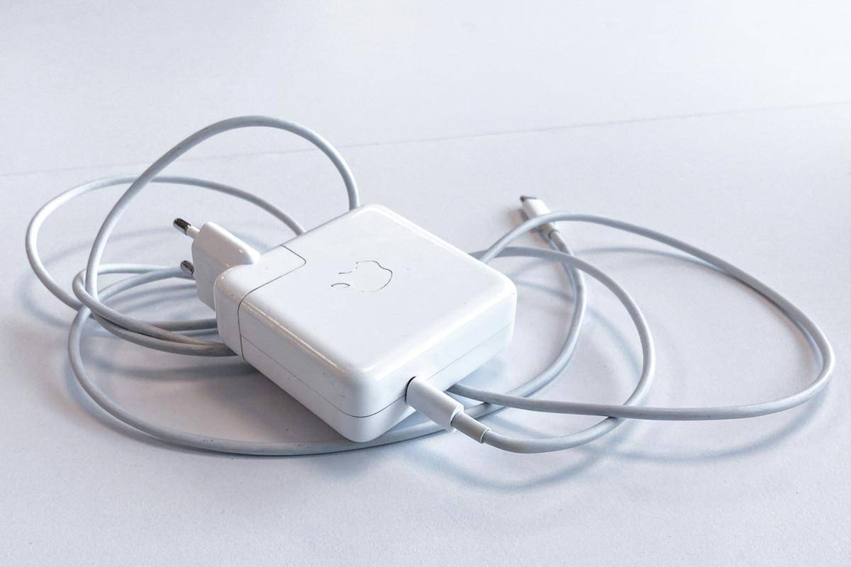 cara menggulung charger HP bisa mempengaruhi keawetannya