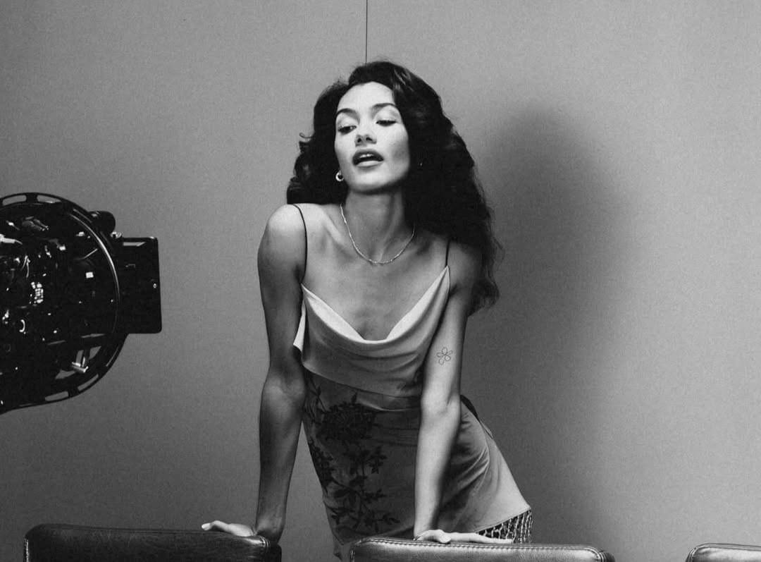 Olivia Dean dalam musik video "Man I Need"