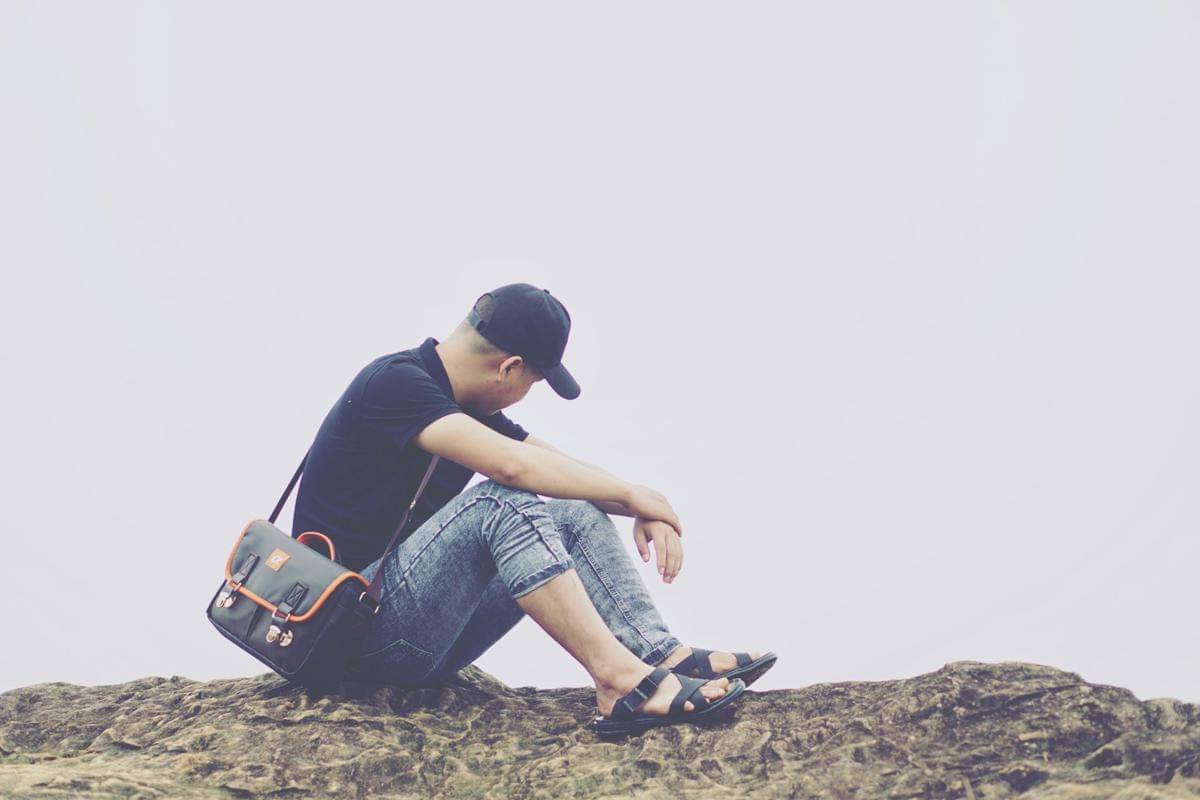 ilustrasi laki-laki overthinking