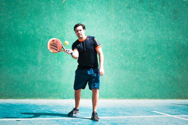 ilustrasi pria bermain padel