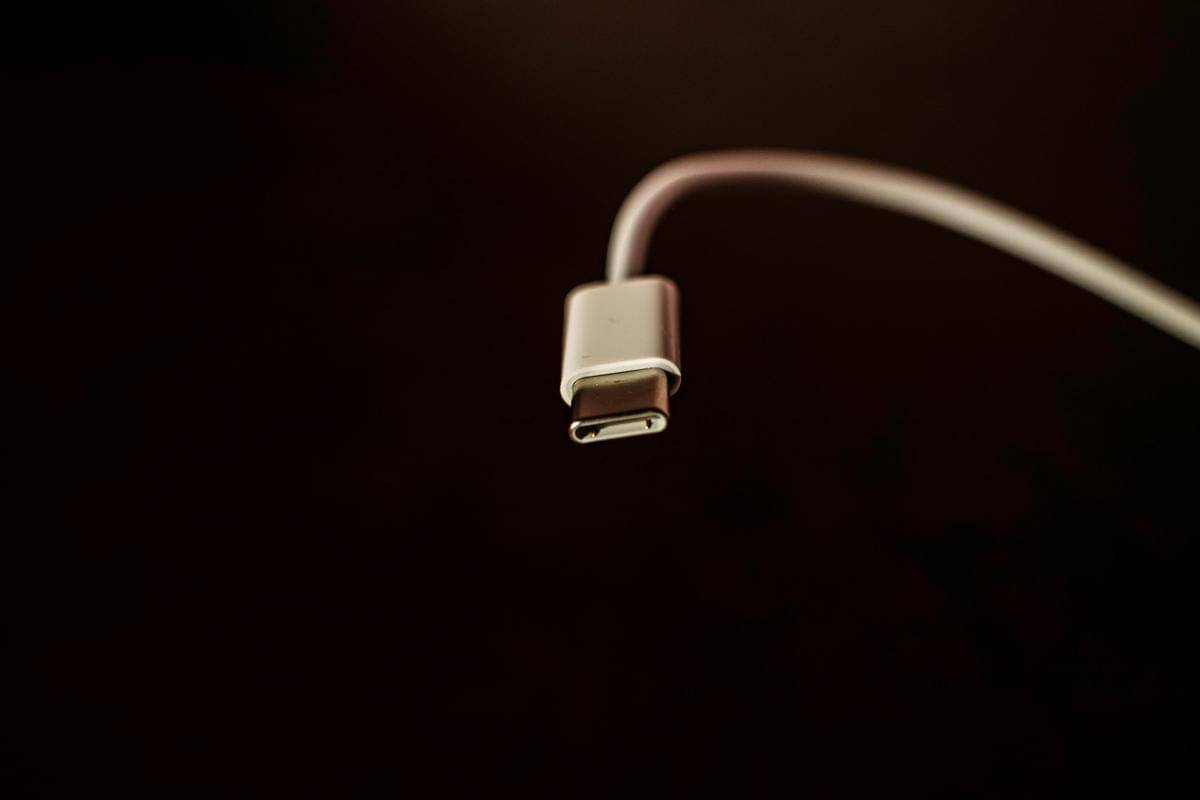 jangan menekuk kabel charger terlalu tajam agar tidak cepat rusak.