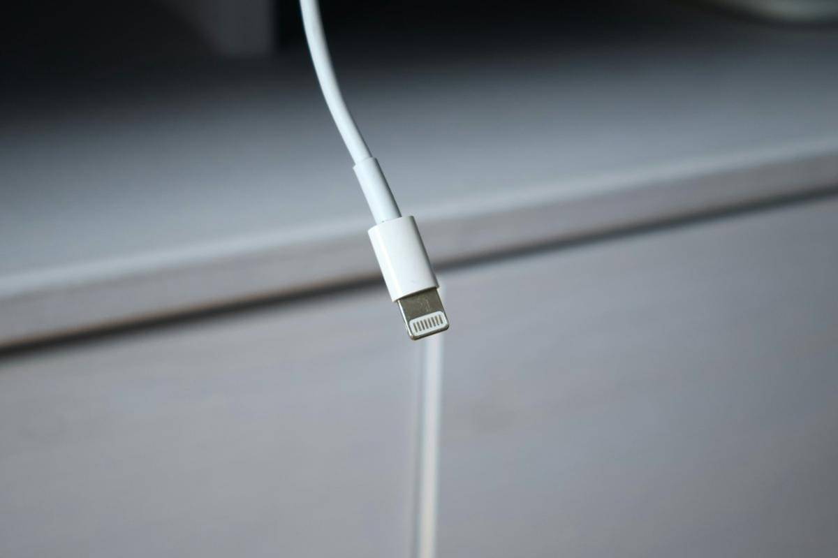 ilustrasi kabel charger