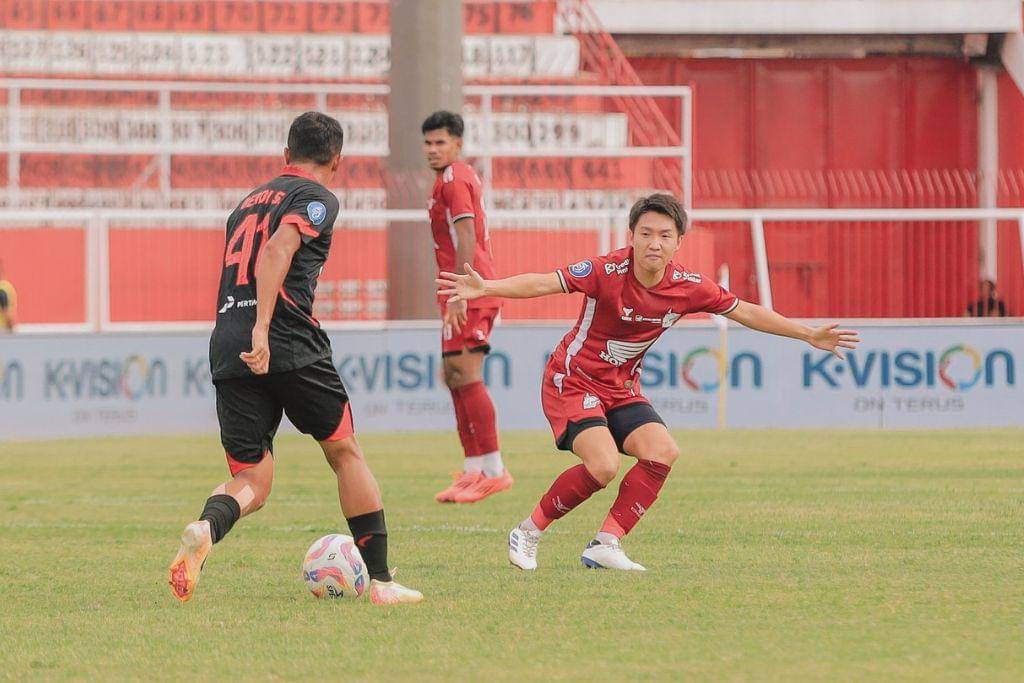 Duel Arema FC versus PSM Makassar di musim 2024/2025.
