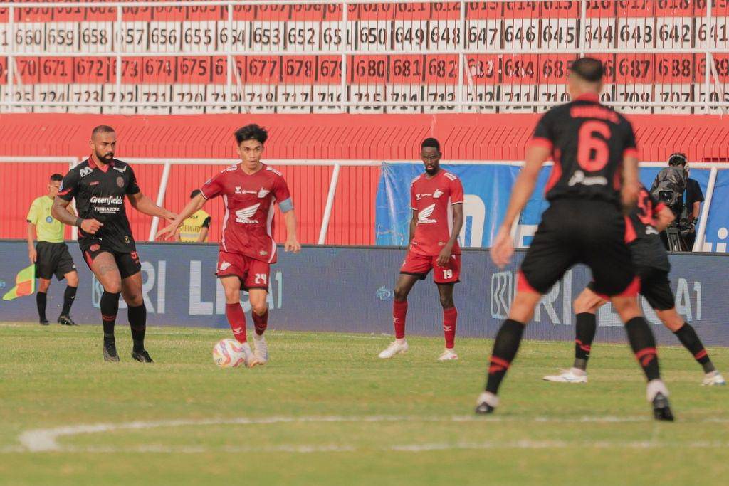 Duel Arema FC versus PSM Makassar di musim 2024/2025.