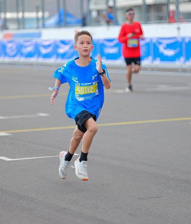 Kenji anak Jennifer dan Irfan Bachdim ikut marathon