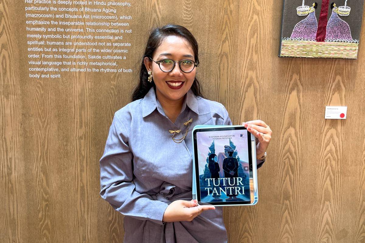 Ni Nyoman Ayu Suciarti bersama buku buatannya (dok.pribadi/Natalia Indah)